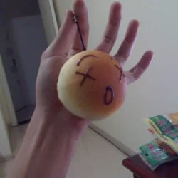 姐姐送了个汉堡给我，我差点就把它吃了。原来是个手机挂饰。