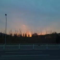 橘红的晚霞和深灰蓝的乌云揉在一起,很美。 http://img.ly/ZIj