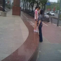 这对母女真可爱!摄于朝外大街 http://img.ly/18Iy