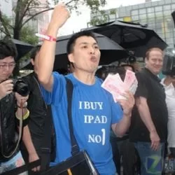 这位“韩先生”排队三天买到了大陆iPad行货，我的看法和照片上的那位外国人很像“不过一个土大款而已” http://step.ly/p/c94qhv?t