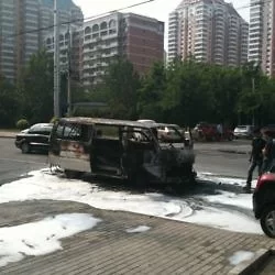 大屯路金泉美食广场面包车爆炸或自燃？ http://step.ly/p/eais83p?t