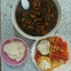 周末做的红烧肉(汤有点多没收好)和鸡蛋番茄。 (@ 天通苑) http://step.ly/p/ekfz5l9?t