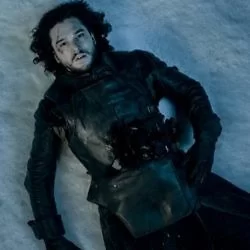 Jon Snow死了，Arya瞎了，Sansa跳楼，Stark家族再一次覆灭；Stannis全军覆没；Cersei受辱但复活了魔山，预计下季要爆发，龙母又被抓了。季末虐心，明年再见。