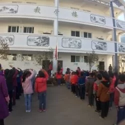 参加了山区小学的升旗仪式。