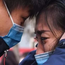 一位中国新疆的医生在赴武汉抗击病毒之前同他的妻子告别。 就像一个即将奔赴前线的士兵,生死未卜,但全世界对“敌人”却一无所知。拍摄 新华社记者 王菲