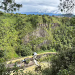 当熔岩快速冷却时，体积收缩会产